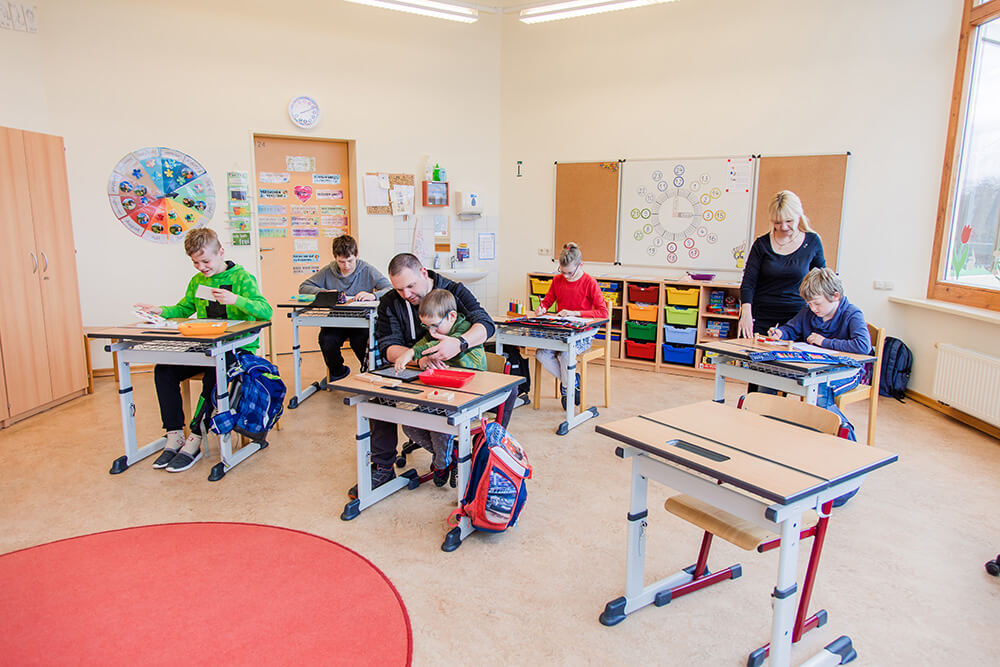 Schüler am Tisch in einem Klassenzimmer